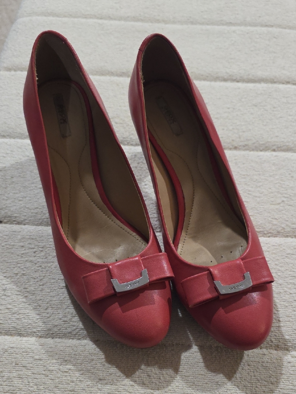 Like New Geox Salmon Colored Leather Bow-Accent Heels